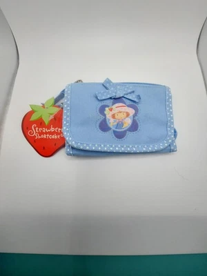 NUEVO CON ETIQUETAS MONEDERO TRIPLE PLIEGUE FRESA SHORTCAKE AZUL 3-1/2" X 5-1/2" Foto 1 de 3