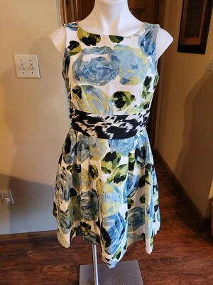 Vestido Taylor Fit & Flare Floral Sin Mangas Talla 4. Nuevo sin etiquetas Foto 1 de 3