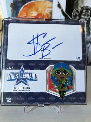 PIN AUTÓGRAFO WWE SASHA BANKS WRESTLEMANIA 38 SUPERSTORE DALLAS LIMITADO 7/12 Foto 1 de 4