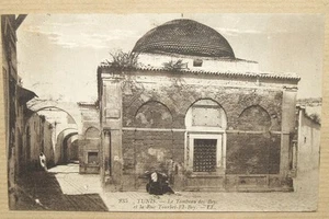 TUNISIE TUNIS - RUE TOURBET EL BEY ET TOMBEAU DES BEY 1908 - Picture 1 of 1