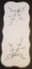 Coureur de table blanc vintage avec perroquets brodés dans l'arbre avec bord lacé 36x15