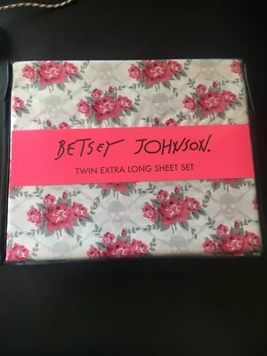 BETSEY JOHNSON SKULLS & CROSSBONES & ROSES TWIN EXTRA LONG SHEET SET QUIRKY  NEW - Image 1 of 4