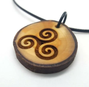 Keltisches Triskelion Holz Anhänger Halskette, keltisches Symbol Amulett - Bild 1 von 6