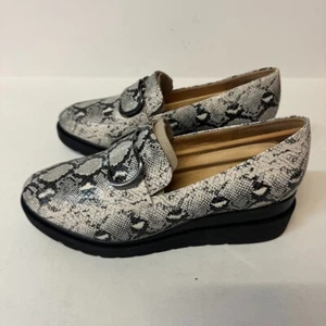 Naturalizer Womens 8.5 W White Snake Print Platform Slip On Loafers NIB ZM8 - Picture 1 of 3