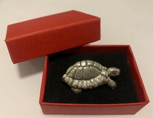 SCHILDKRÖTE SILBER ZINN ANSTECKNADEL ABZEICHEN BROSCHE REVERS ROT GESCHENKBOX GEBURTSTAG WEIHNACHTSGESCHENK - Bild 1 von 4