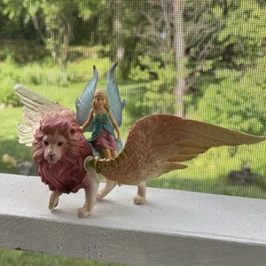 Schleich Bayala Mythical Creatures Fairy in Flight Winged Lion + Fairy 13" mint - Picture 1 of 12