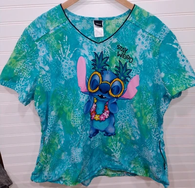 Blusa Médica Disney Stitch 3XL Para Mujer Stay Weird Estampado de Piña Verde 54" Pecho Foto 1 de 4