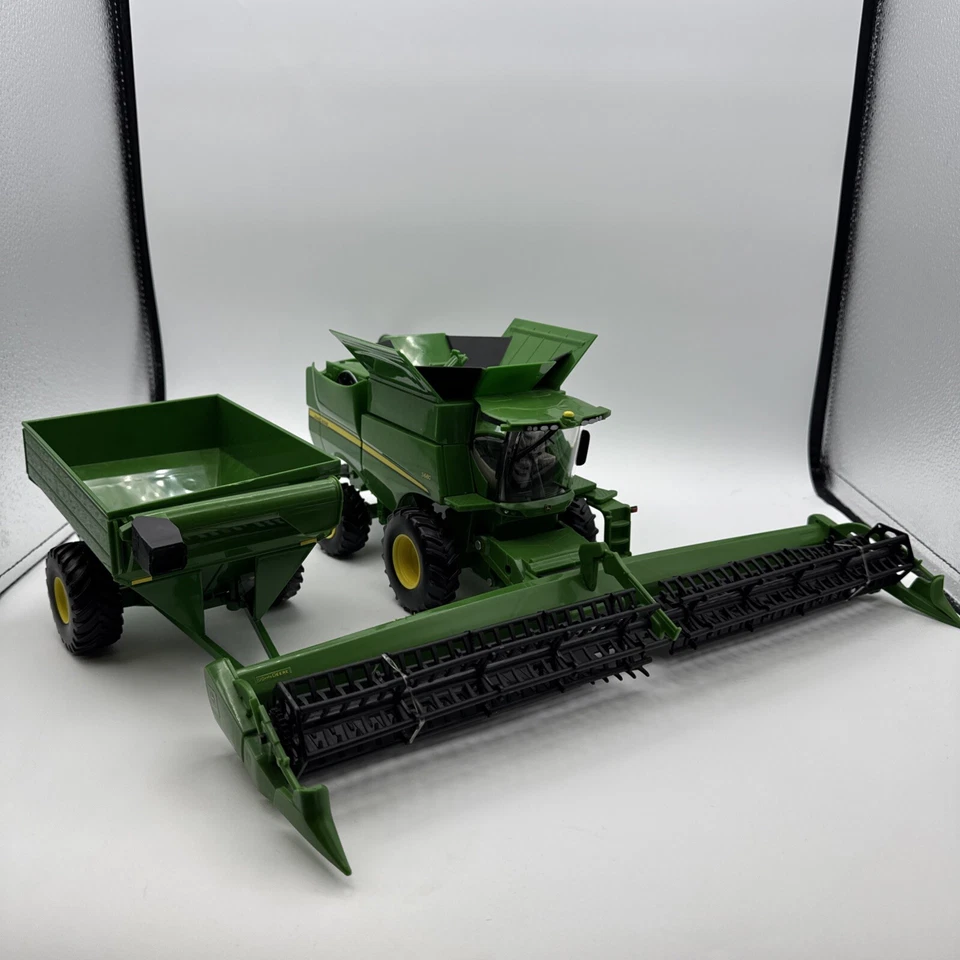 John Deere S680 Green Combine Harvester Tractor 1/32 Plastic ERTL Toy Medium - Image 1 of 4