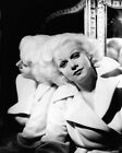 Jean harlow glamour portant manteau blanc posant contre miroir 24x36 affiche