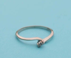 Anillo de diamantes redondos gemelos genuinos para dama en banda de cinta desplazada - oro blanco de 10 quilates - Imagen 1 de 1