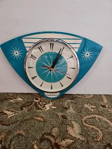 Nuevo Reloj de Pared Trianguloide Lucite Formica Caravana MCM Turquesa/Crema - Imagen 1 de 2