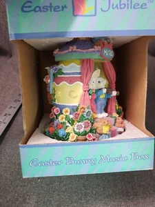 Caja de Música de Colección CONEJO DE PASCUA con par de conejitos violinista flores coloridas - Imagen 1 de 7