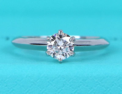 Anillo de compromiso solitario de diamantes redondo de 0,56 quilates G VS2 $7,200 Tiffany Co Foto 1 de 4