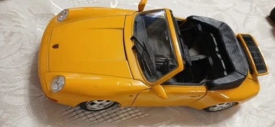 BBurago Porsche 911 Carrera (1993) , modello scala 1:24 gialla - Immagine 1 di 3