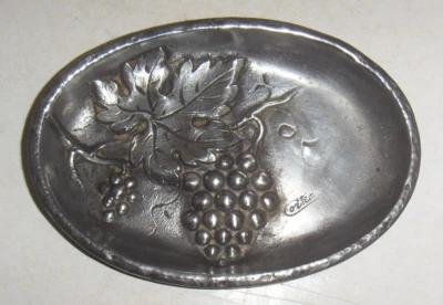 Coupelle VIDE-POCHE/Cendrier Ancien en ETAIN décor Raisins signé Cortési - Photo 1/4