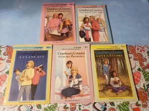 CRANBERRY COUSINS - CHRISTIE WELLS - LOT OF 5 PAPERBACK BOOKS - 1, 2, 3, 4, 5, - Picture 1 of 2