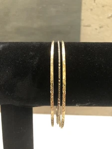 Trío de elegantes pulseras brazaletes decorativas grabadas forradas delgadas para mujer - Imagen 1 de 4