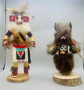 2 bambole vintage Hopi Kachina fatte a mano nativi americani 10" cocklebur e 9" lupo - Foto 1 di 5