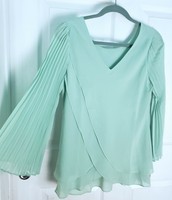 NEW Hot In Hollywood Green Pleated Sleeve Top With Reversible Neck Size S SMALL 