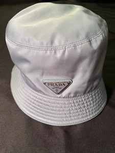 AUTÉNTICO $725 PRADA TRIÁNGULO METAL EMBLEMA AQUA AZUL CUBO GORRA SOMBRERO RE-NYLON - Imagen 1 de 24