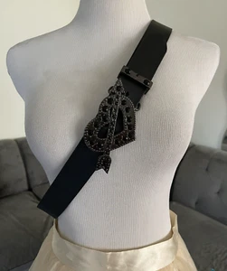 SELTEN Betsey Johnson Herz & Pfeil mit Juwelenschnalle schwarz Echtledergürtel XL - Bild 1 von 8