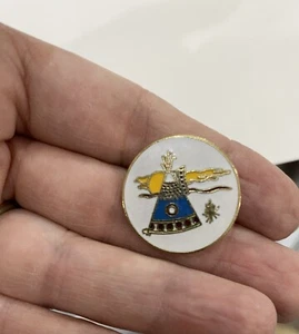 Native American Lapel Tie pin Gold tone enamel coated design Aprox 3/4” Diameter - Picture 1 of 2