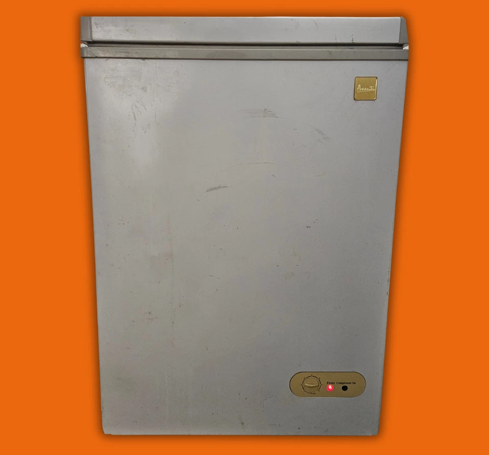 3,4 cu. ft. Congelador de pecho con cesta de almacenamiento extraíble, tapa abatible, integrado Foto 1 de 2