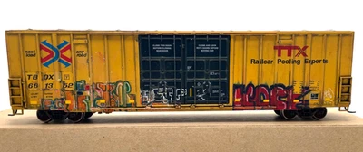 HO WALTHERS MAINLINE 910-2998 60 HIGH CUBE PLATE F BOXCAR TTX WEATHERED GRAFITTI - Image 1 of 2