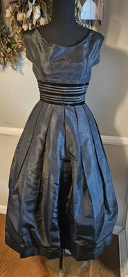 Vestido de fiesta negro vintage de mediados de siglo con línea de espera acentuada en terciopelo Foto 1 de 4