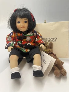 Marie Osmond 1991 Tiny Tot Lily muñeca asiática oriental nueva con etiquetas certificado de autenticidad collar de conejito - Imagen 1 de 11