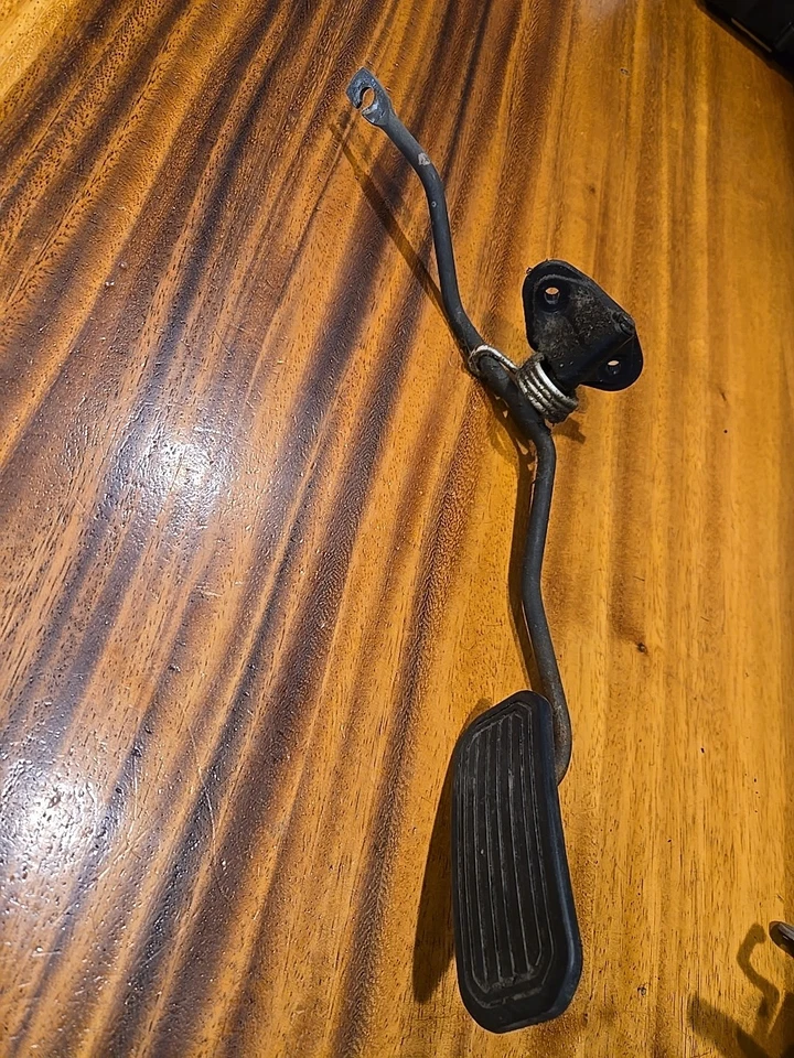 2002 Toyota Sequoia Accelerator Pedal OEM P8894b242 - Image 1 of 1