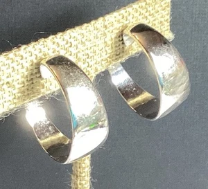 Bonito par de pendientes con clip de aro Trifari corona firmada vintage tono plata - Imagen 1 de 8