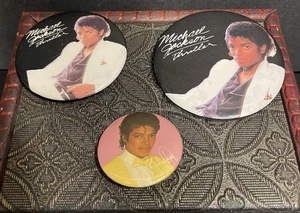 3 prendedores vintage de Michael Jackson de los años 80 pin backs gira musical thriller y PYT - Imagen 1 de 5
