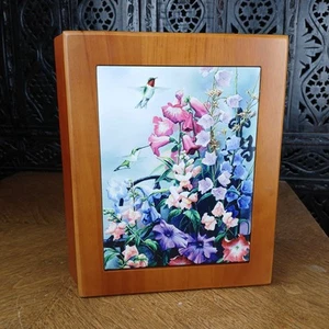 Caja de baratija con tapa de madera pesada forrada de fieltro floral colibrí panel frontal 8x10 - Imagen 1 de 10