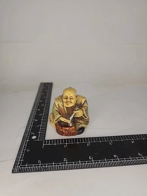 Estatuilla japonesa de resina policromada Netsuke hombre comiendo hecha en Italia Foto 1 de 4