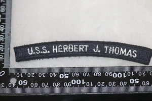 UNIFORME ORIGINAL DE LA MARINA DE EE. UU. PESTAÑA TÍTULO DE HOMBRO EE. UU. HERBERT J THOMAS BORDE DE CORTE TEMPRANO - Imagen 1 de 2