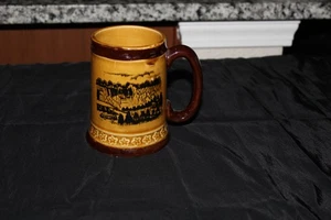 Vintage japanischer Gold und Schwarz Keramik Bierkrug mit Gebäude und Bäumen 4,5" Höhe - Bild 1 von 9