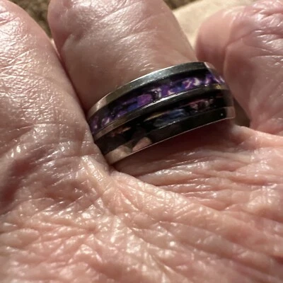Ranuras con incrustaciones moradas y plateadas de moda con anillo de acero inoxidable de resina talla 7 Foto 1 de 4