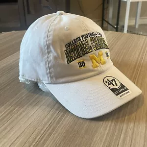 Gorra de Fútbol Universitario Playoff Campeones Nacionales 2023 Blanca Nueva 47 Logo - Imagen 1 de 5