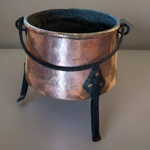 Caldero antiguo Lg con patas de cobre con mango y pies de hierro forjado, finales del siglo XVIII - Imagen 1 de 10