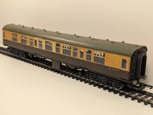 Kitmaster OO Gauge BR Mk1 Coach – Chocolate & Cream Livery - Picture 1 of 7