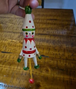 Vintage Giullare Legno Decorazione Natalizia Dipinto A Mano Articolato Pull-String Giocattolo - Foto 1 di 9