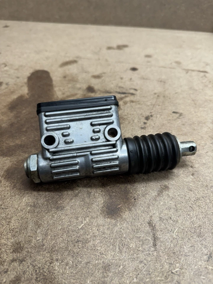 Cilindro maestro de freno trasero genuino Harley Davidson Sportster 1200 883 1988-2003 Foto 1 de 4