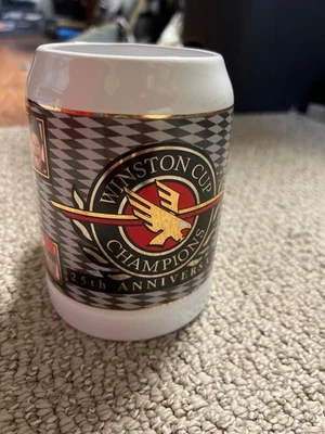 Taza de colección NASCAR Winston Cup Champions 25 aniversario 1996 coleccionistas Stein Foto 1 de 4