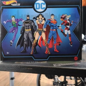Hot Wheels 2021 Personaggio Cars DC 5 Auto Boxed Set Nuovo con scatola - Foto 1 di 7