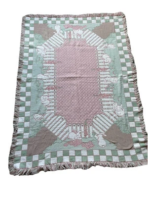 "Tapiz de primavera pastel de colección 55"" x 65"" rosa verde conejos de Pascua en una cama de jardín" Foto 1 de 4