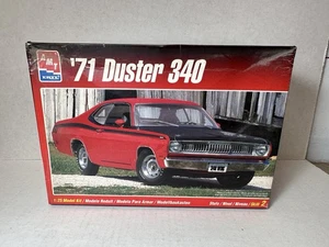 AMT 1971 Plymouth Duster 340 1:25 Model Kit #8437 1998 (COMPLETE / UNBUILT) - Picture 1 of 6