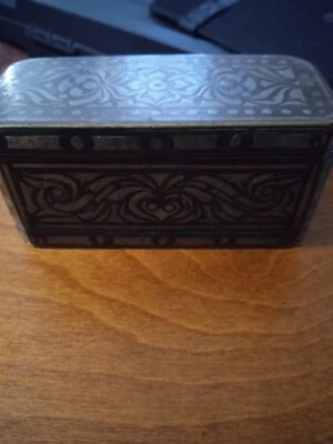 Caja de tuercas de betel Mindanao filipino súper rara con diseño de incrustación plateada años 1850 Foto 1 de 4