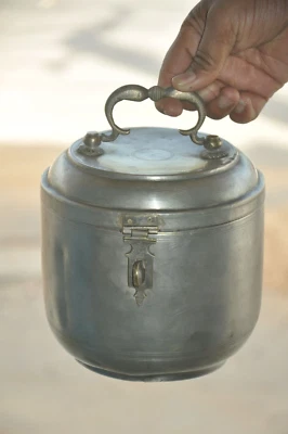 Caja artesanal única maciza vintage de latón/plata alemana, bonita pátina Foto 1 de 4