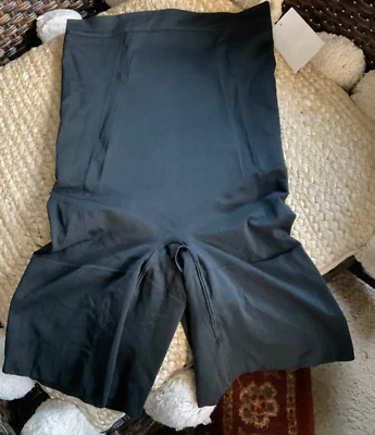 Short modelador de coxa média cintura alta Spanx SS1915, ônix, tamanho PEQUENO - Imagem 1 de 4